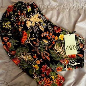 ZARA Never Worn 1 sleeve, statement shoulder printed crop top. Sz SMALL.$13.00